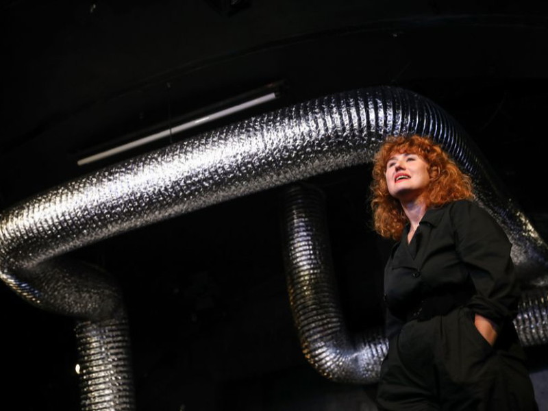 Mit dem Stück „Middle Management of Happiness“ wurde die aktuelle Spielzeit im Theater Drachengasse eröffnet. 
