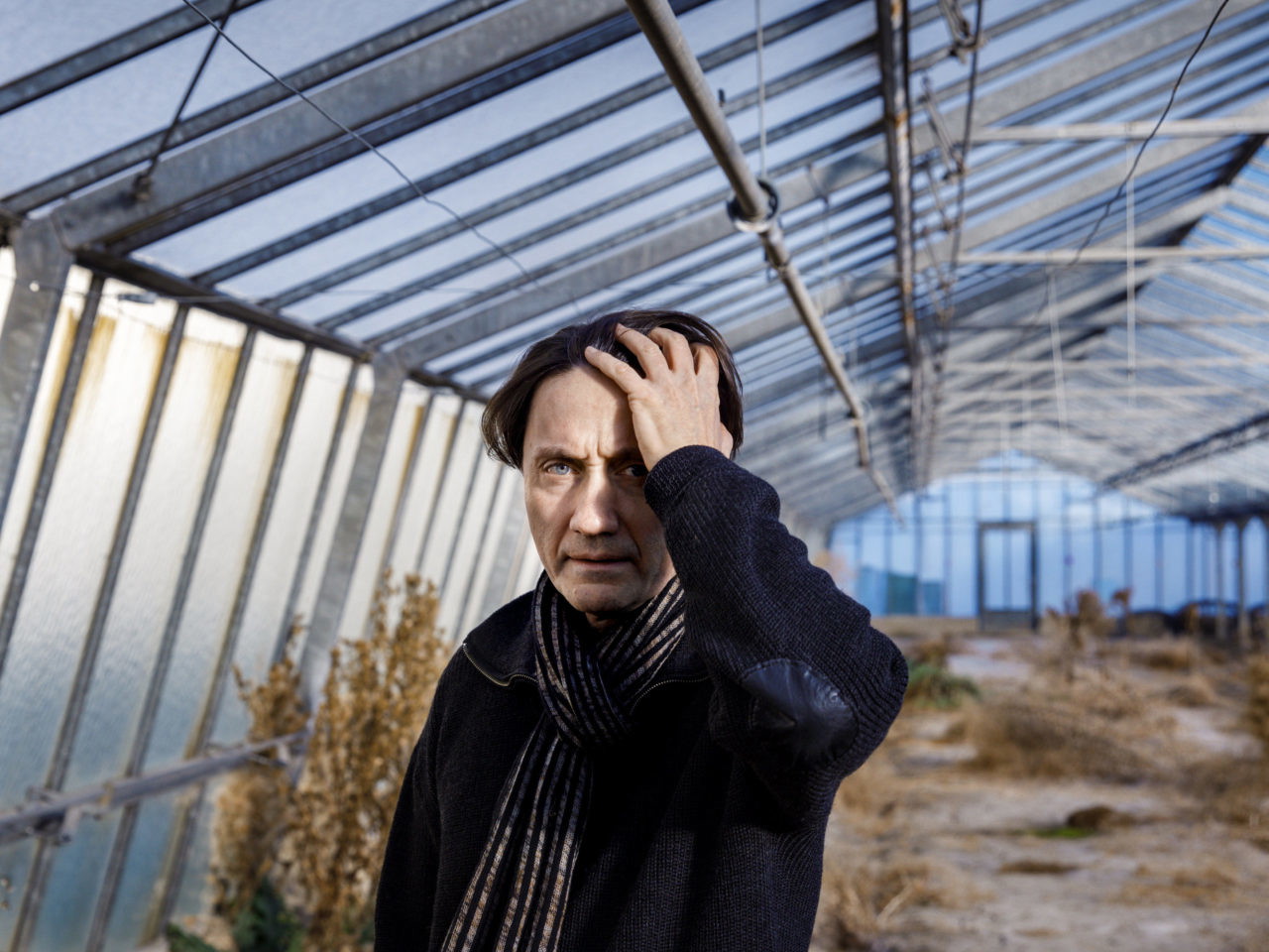 Ulrich Reinthaller in einem verlassenen ­Gewächshaus in Wien-Aspern.
