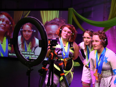 Leistungsdruck auf der Bühne: Sophia Schroth, Marielle Schavan und Laura Naumann in „Under Pressure".