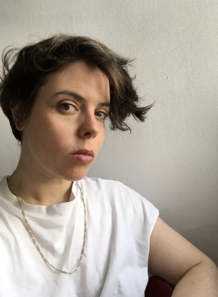 Valerie Voigt wurde 1988 in Klagenfurt geboren und studierte Theater, Film- und Medienwissenschaft sowie Philosophie an der Universität Wien. Sie arbeitete als Regieassistentin bei den Wiener Festwochen, dem Volkstheater Wien sowie dem Burgtheater u.a. mit Christoph Schlingensief, Herbert Fritsch und Jette Steckel. Seit 2017 ist sie als Regisseurin tätig, ihre Debüt-Inszenierung „drei sind wir“ wurde mit dem Nachspielpreis beim Heidelberger Stückemarkt ausgezeichnet und zu den Autorentheatertagen nach Berlin eingeladen.