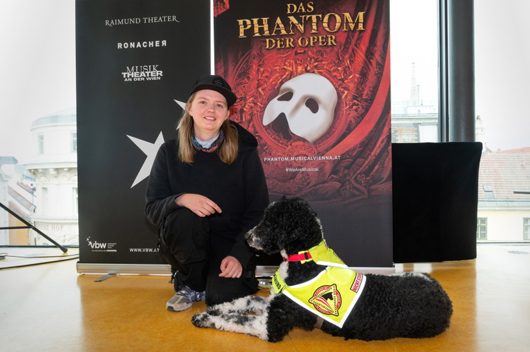 Leonie Strahl, VBW-Mitarbeiterin mit Autismus und auf dem Foto mit ihrem Assistenzhund Magic zu sehen, konnte sowohl persönliche Erfahrungen als auch wissenschaftliche Erkenntnisse in das Projekt einbringen.