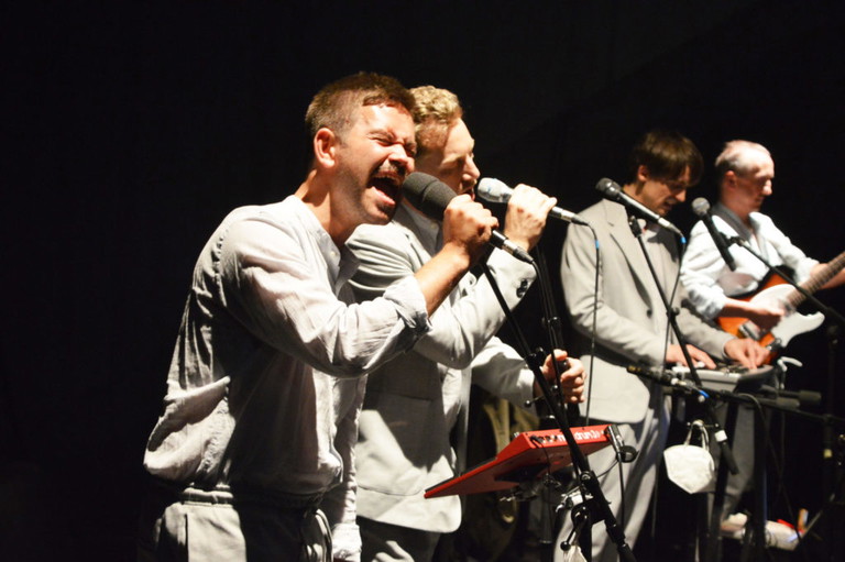 Simon Scharinger, Simon Gramberger, Joachim Rigler und Kristian Musser übernehmen den musikalischen Teil des Theaterabends.
