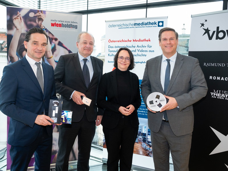 Kurt Gollowitzer eschäftsführer der Vereinigten Bühnen Wien), Gabriele Fröschl (Leitung Österreichische Mediathek) und Peter Aufreiter (Generaldirektor Technisches Museum Wien) mit analogen Datenträgern (v.l.). 