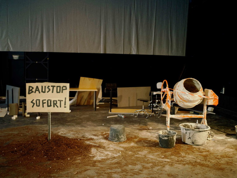 Versinnlichung durch Ästhetik. Bühnenbildner Patrick Bannwart, mit dem David Bösch bevorzugt zusammenarbeitet, verlegt das Geschehen vom bürgerlichen Salon auf die Baustelle. 