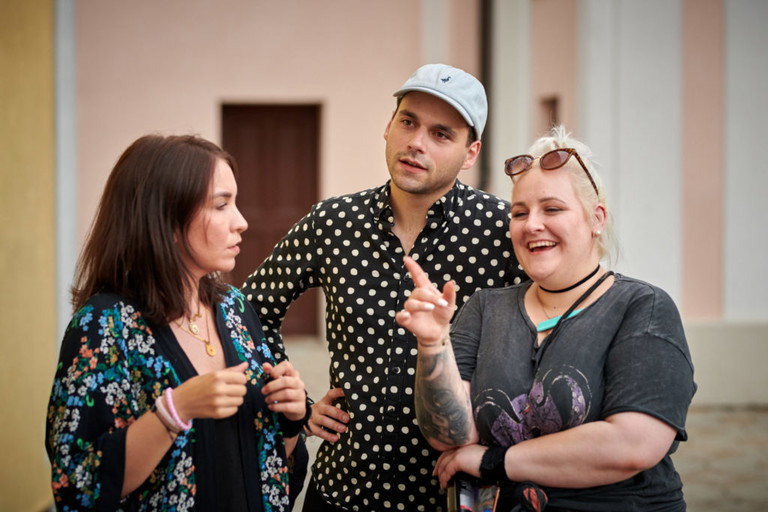 Jacqueline Doume böck (Regie), Bettina Franz (Maskenleitung) bei den Proben zu „Il Signor Bruschino".