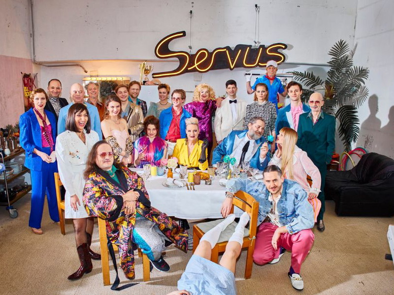Das Ensemble des Volkstheaters sagt „Servus“ und freut sich auf die Spielzeit 2023/24.