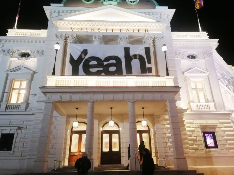 Am Volkstheater wird wieder gejubelt: Sieben Auszeichnungen brachte die aktuelle Theater heute-Kritiker*innenumfrage mit sich. 