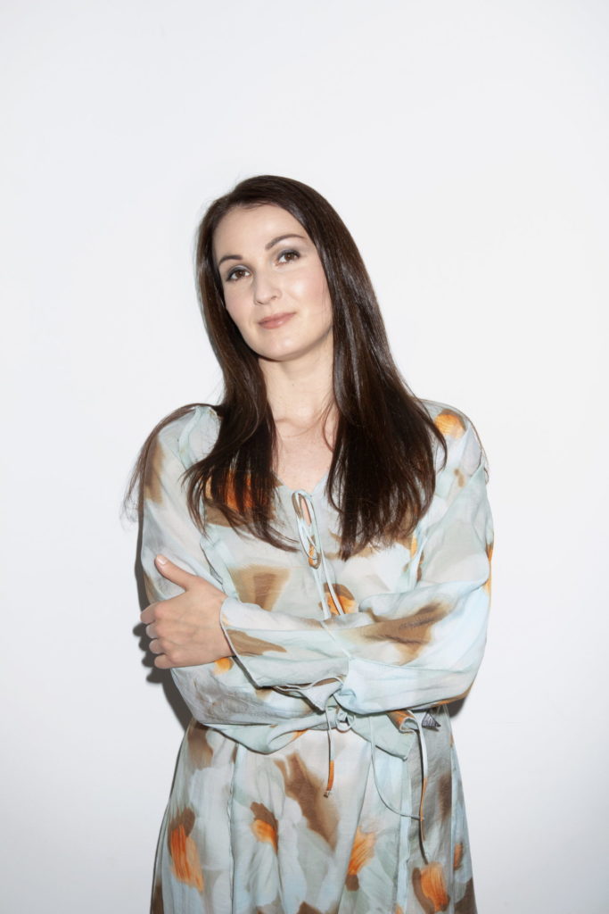 Slávka ZámeÊníková 0 im Ensemble der Wiener Staatsoper und gilt als eine der größten Zukunftsstimmen der Branche. An der Oper ist sie u. a. in „Carmen“, „Der Liebestrank“, „La Bohème“ und „Fidelio“ zu sehen.