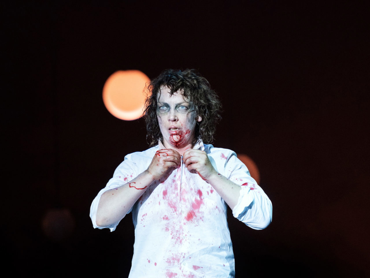 Lina Beckmann in „Richard the Kid & the King" bei den Salzburger Festspielen. 