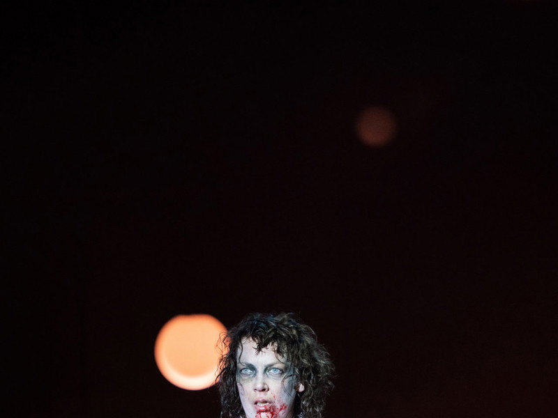 Lina Beckmann in „Richard the Kid & the King" bei den Salzburger Festspielen. 