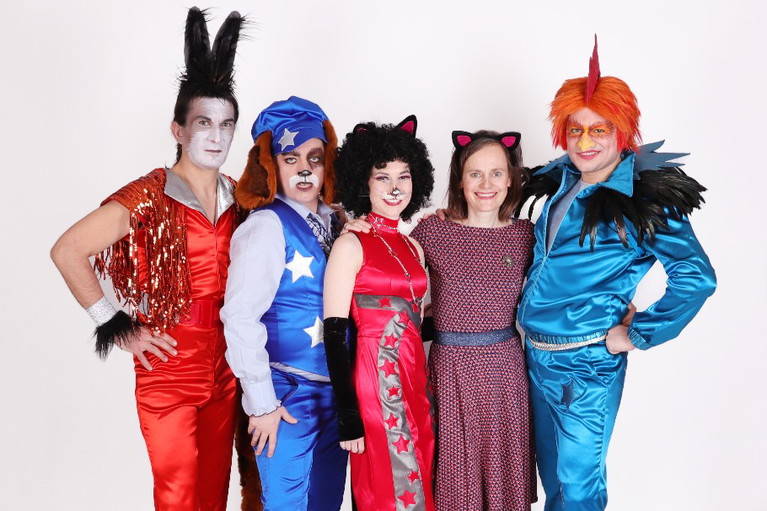 Die Bremer Stadtmusikanten mit Intendantin Nina Blum.