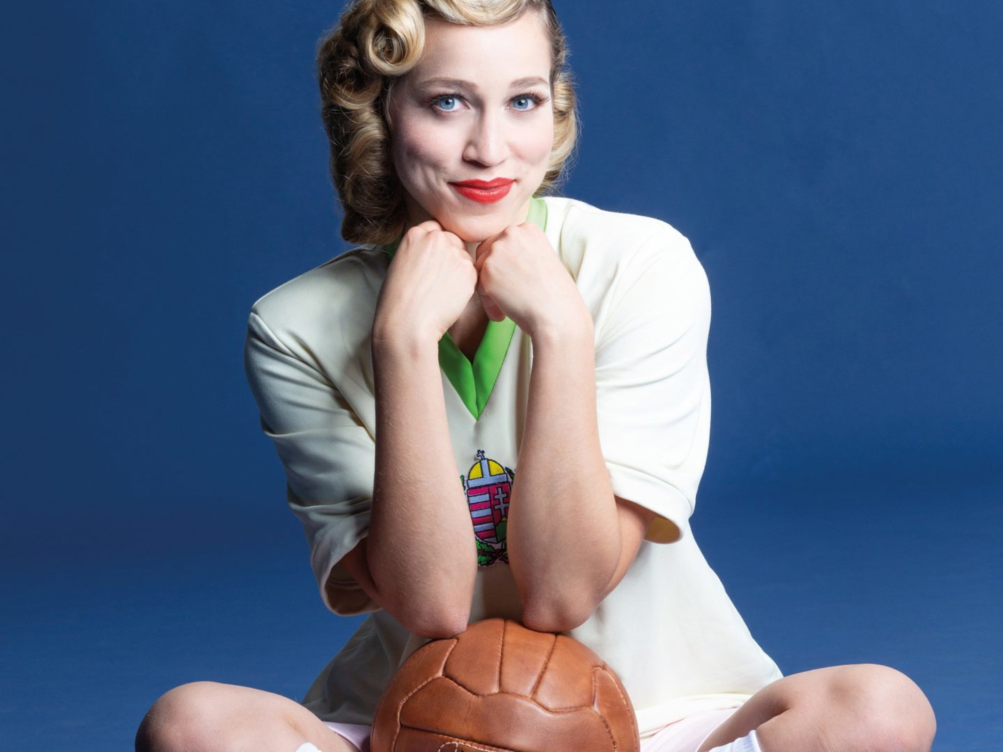 Die Fußballoperette „Roxy und ihr Wunderteam" ist die erste Premiere der Wiener Volksoper in der Spielzeit 2021/2022. Katharina Gorgi spielt die Titelrolle.