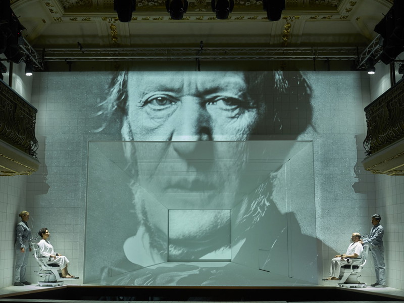 Eine spannende Inszenierung von Richard Wagners Tristan und Isolde gelang in der Spielzeit 2020/2021 dem Theater an der Wien. In der Wiener Kammeroper war unter der Regie von Günther Groissböck eine komprimierten Fassung mit Kristiane Kaiser und Norbert Ernst zu erleben.
