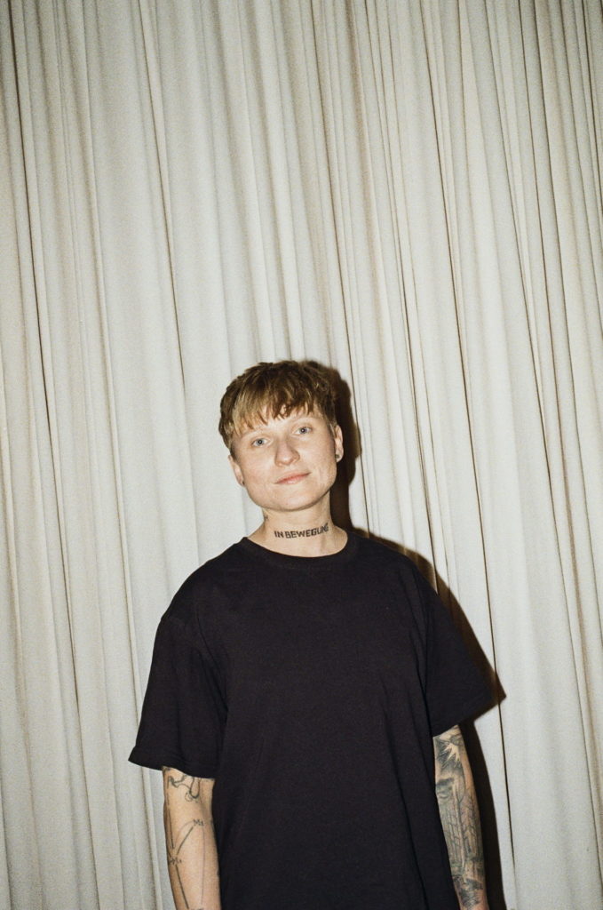 Laura N. Junghanns, 1991 geboren, studierte Regie an der Folkwang Universität der Künste. Von 2016 bis 2020 war sie Mitglied der Physical Theatre Company KimchiBrot Connection. Nach zweijähriger Regieassistenz am Schauspiel Dortmund folgten erste eigene Inszenierungen. Seit 2019 kuratiert und moderiert sie zudem die Talk-Reihe „Butler Butch Beyoncé“. „Die Cousinen“ ist ihre zweite Arbeit am Volkstheater.