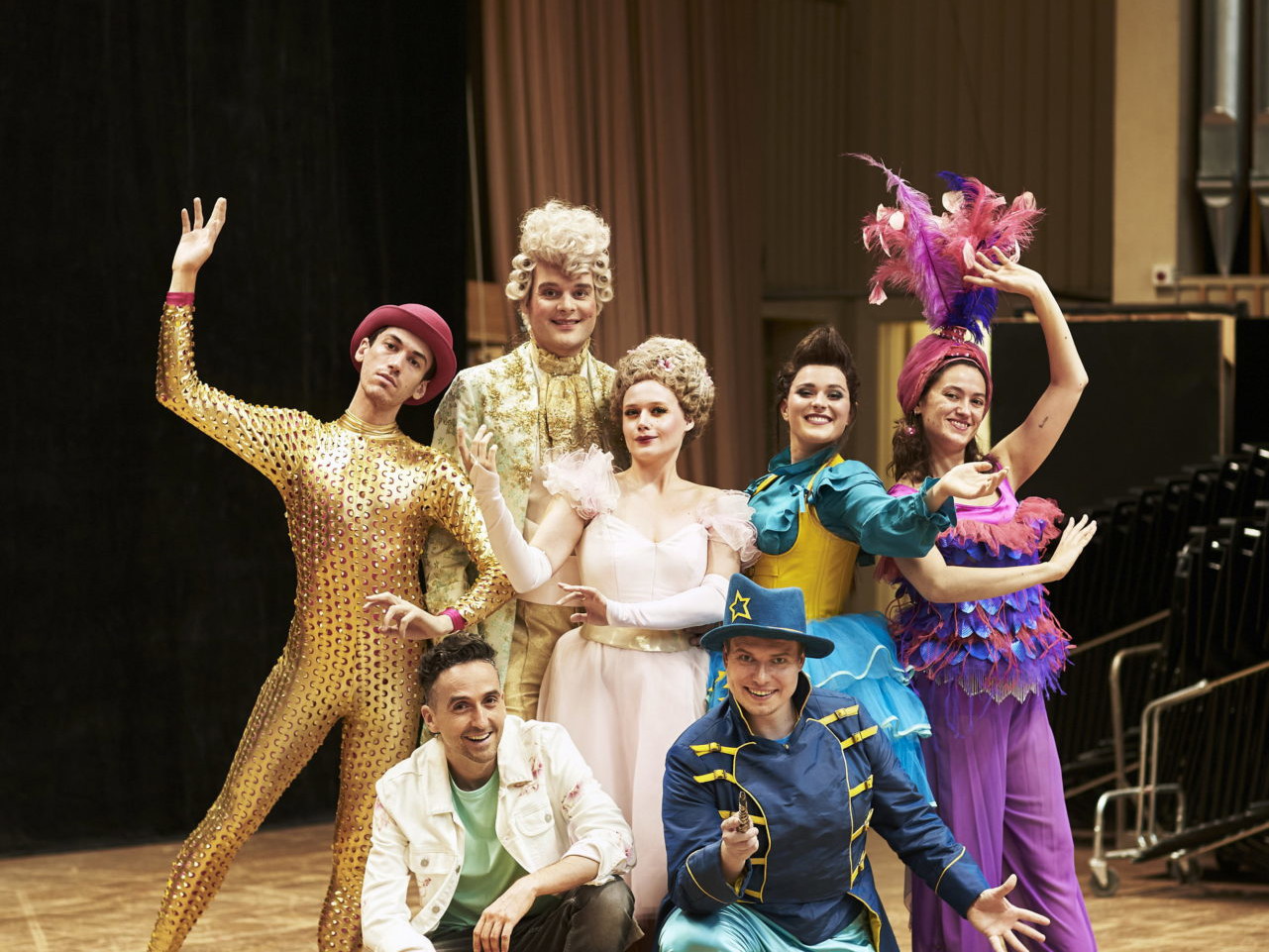 Konstanze, Pedrillo, Belmonte und Co. So bunt wird die „Entführung ins Zauberreich“. Angelehnt an Mozarts Oper, werden die Figuren zum Leben erweckt. Hier sehen Sie die wichtigsten Protagonisten auf der Probebühne in der Wiener Staatsoper.