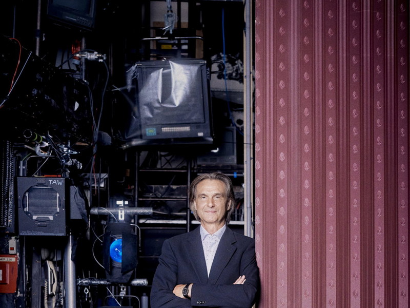 Roland Geyer auf der Bühne des Theaters an der Wien, das für ihn eine Plattform des 
Suchens, Recherchierens, Ausgrabens war. 