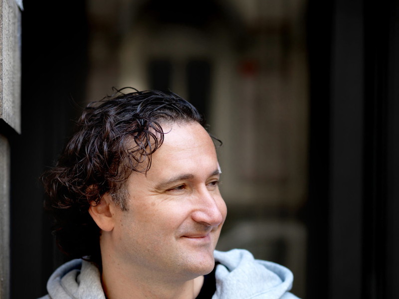 Kolumnist und Kabarettist Guido Tartarotti schreibt regelmäßig für die BÜHNE.