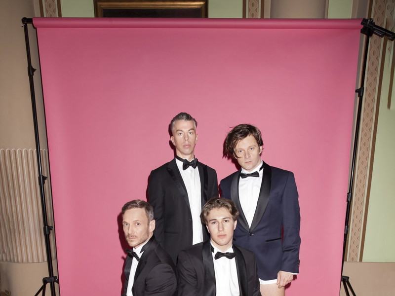Mann zeigt Bein. Für dieses Foto haben wir in den Sträußelsälen der Josefstadt ein Fotostudio aufgebaut. Ihre Hosen haben die vier Schauspieler freiwillig ausgezogen. Von links: Martin Niedermair, Matthias Franz Stein, Julian Valerio Rehrl, Claudius von Stolzmann.