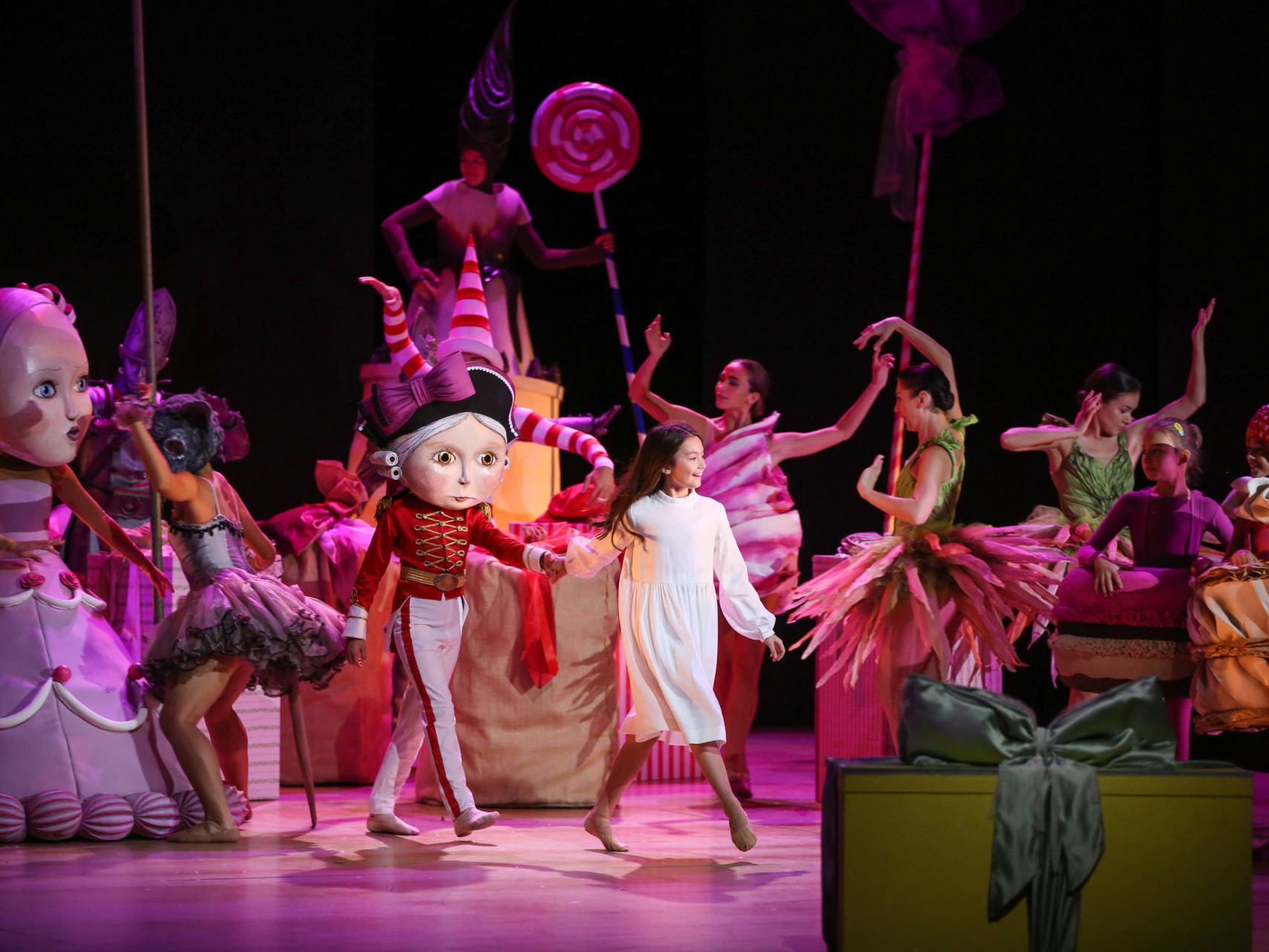 Das Ballettensemble von „Jolanthe und der Nussknacker“ in der Volksoper Wien. 