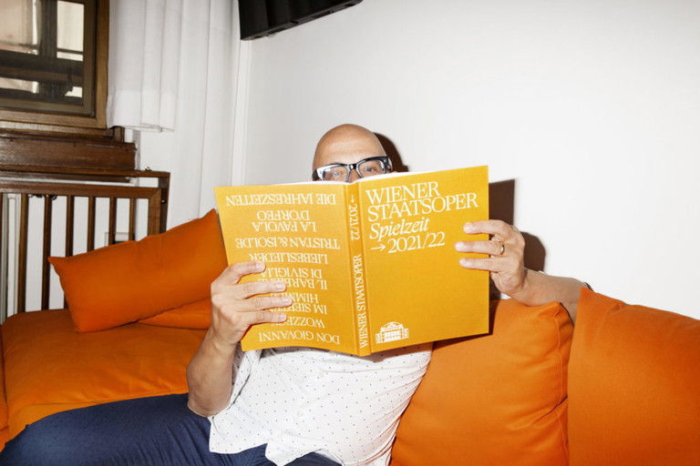 Sergio Morabito mit dem Saisonbuch der Wiener Staatsoper. Ein Großteil der Texte stammt von Morabito und seinem Team.