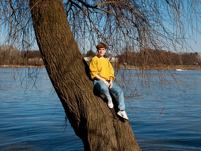 Ein Baum am Rheinufer. 
Die Regisseurin Carmen Schwarz am Rhein­ufer nahe der Mülheimer Brücke. Sie ist in München geboren und erst vor kurzem nach Köln gezogen.