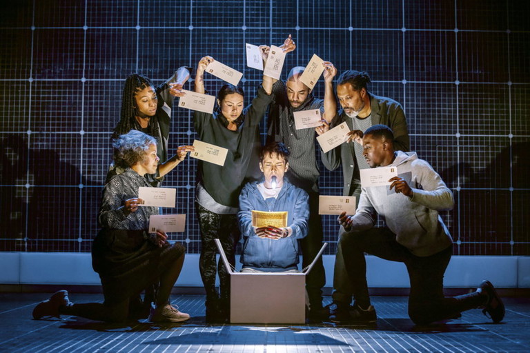 Bild aus dem Londoner Theaterhit. „The Curious Incident of the Dog in the Night-Time“ heißt das Stück im ­Original. 2012 hatte es Premiere, gewann ­sieben Laurence Olivier Awards und ist derzeit auf Tour in ­England und Irland.