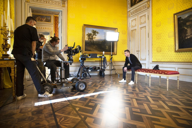 Dreh mit F1-Star und großer Kunst in der Wiener Albertina: 
Das ServusTV-Team bei der Arbeit, für die Übertragung der Formel-1-Rennen wurde mit den neuen Experten Nico Hülkenberg und Christian Klien gedreht.