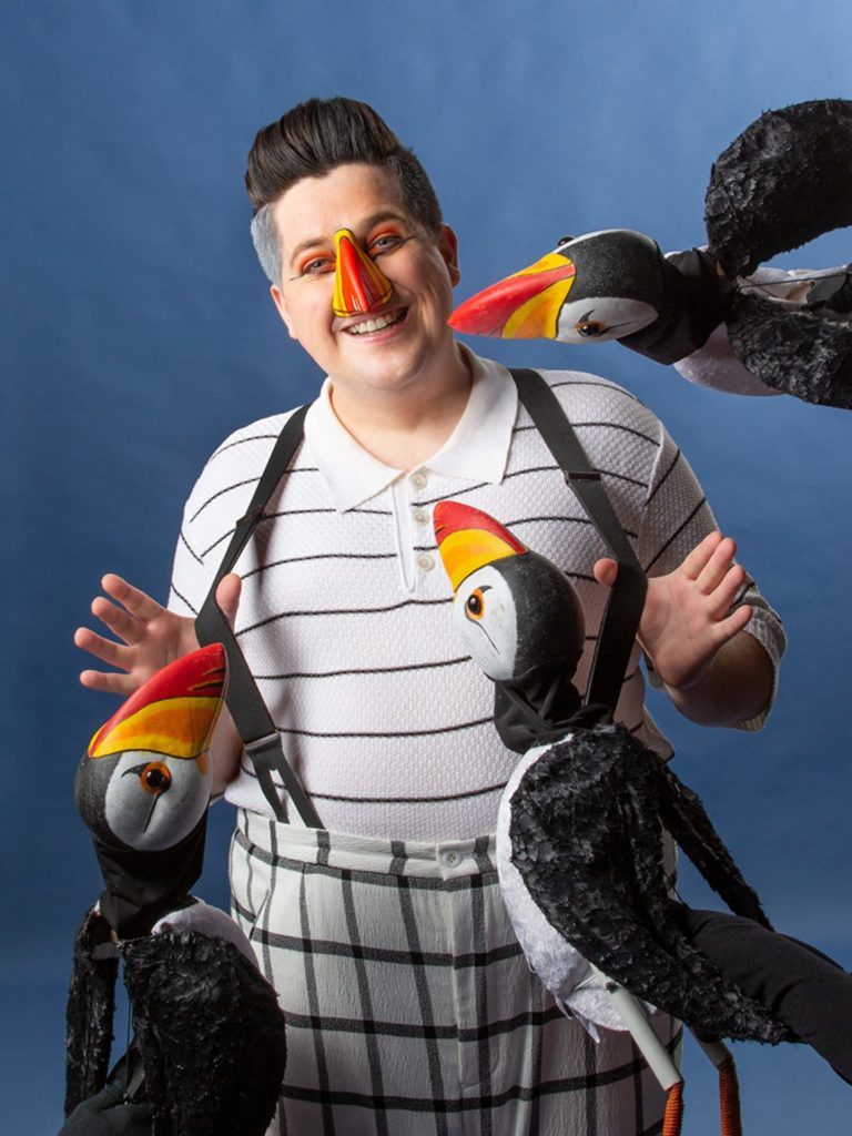Jakob Semotan als Papageno: Der berühmte Vogelfänger gleicht in der ­Inszenierung jenen Papageientauchern, von denen er begleitet wird. Ensemblemitglied Semotan gibt sein Rollendebüt.