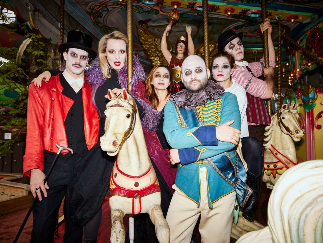 Im Böhmischen Prater. Das BÜHNE-Fotoshooting mit Tim Werths, Katharina Pichler, Annamária Láng, Gunther Eckes, Lilith Häßle und Wolfram Rupperti fand im Böhmischen Prater statt. Das Ringelspiel gehört zum Park Hrabalek, es wurde 1903 gebaut und 2019 liebevoll restauriert. 
