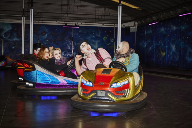Fang mich doch. Zu Sarastros Prüfungen für Tamino und Papageno gehört das Autodrom-Fahren zwar nicht, beim Fotoshooting hatte das Ensemble aber sichtlich Spaß. Das Autodrom im Böhmischen Prater ist Teil des Funparks Riedl.