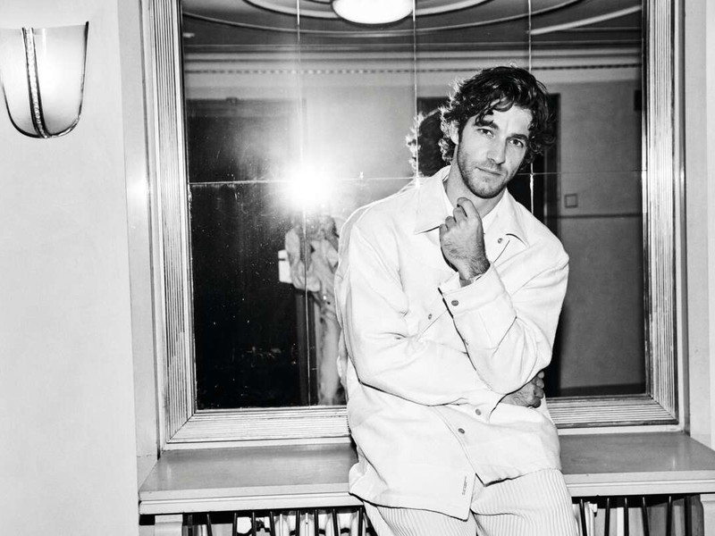 Dirigent Lorenzo Viotti, der Shootingstar der Szene. Der Schweizer hat als Student in der Staatsoper gearbeitet, im Orchester gespielt. Viotti ist Chefdirigent der Nationalen Oper in Amsterdam und des Nederlands Philharmonisch Orkest. Er sagt über Mahler: „Jede seiner Symphonien ist eine Oper ohne Worte. Wenn man Mahler hört, fühlt man sich nie allein, man hat immer Sehnsucht.“ Sein Vater – Stardirigent Marcello Viotti – starb, als Lorenzo 14 Jahre alt war.