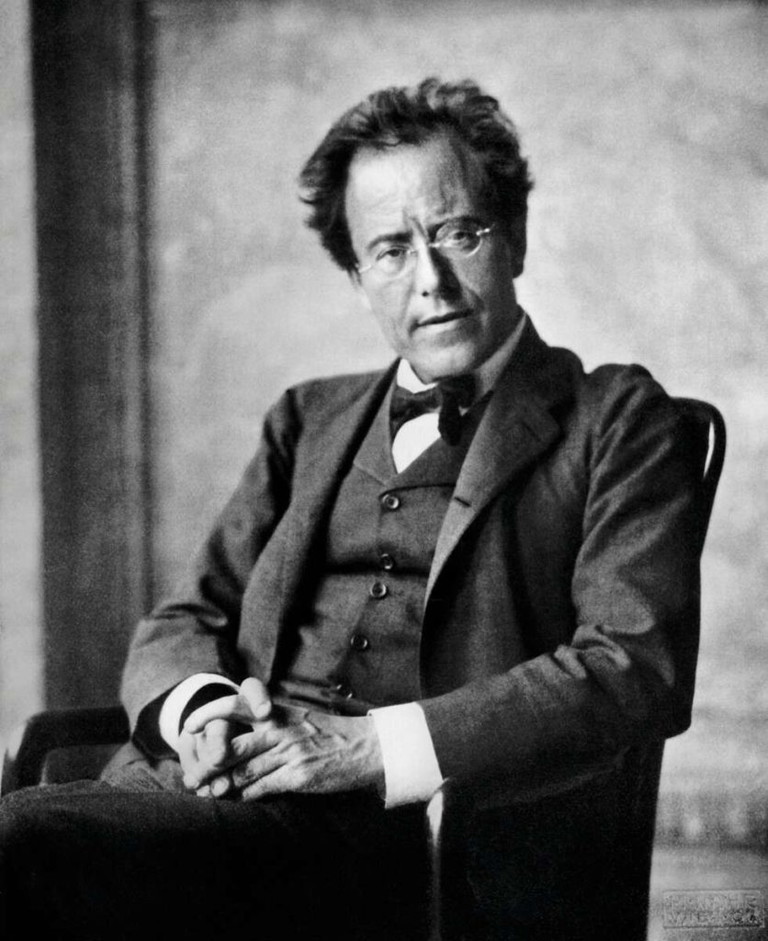 Gustav Mahler der geniale Komponist, Dirigent und Direktor der Wiener Staatsoper hat nie eine Oper geschrieben. Über seine „Kindertotenlieder“ sagt er: „Als ich später wirklich eine Tochter verloren habe, hätte ich die Lieder nicht mehr schreiben können.“ 