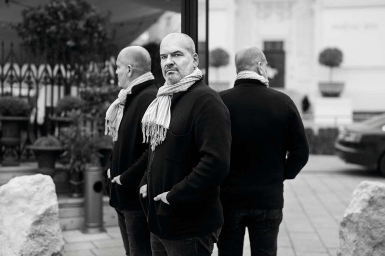 Florian Boesch, Bass-Bariton sang schon auf der ganzen Welt – feiert aber erst jetzt sein Hausdebüt an der Staatsoper. Erst das Mahler-Projekt konnte ihn überzeugen. „Ich bin bereit, mein Singen dem Material zu unterwerfen.“