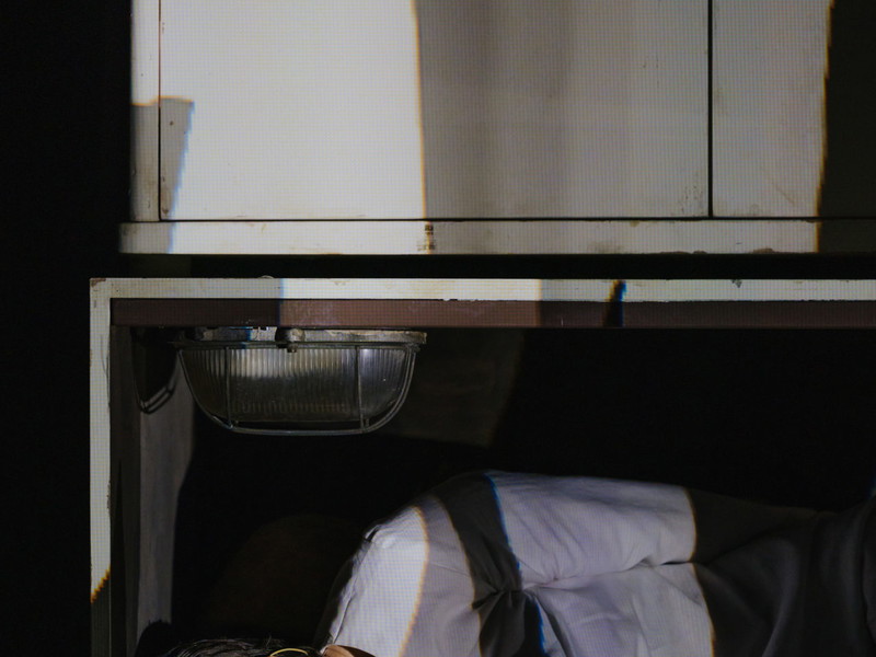 Katharina Lorenz in der Uraufführung von „Die Schwerkraft der Verhältnisse" am Burgtheater. 