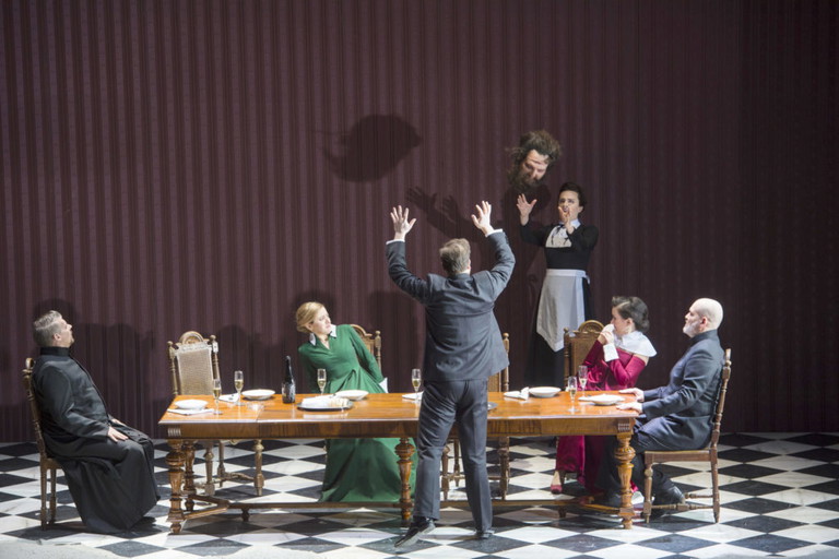 Auf der Bühne des Theater an der Wien: Die Familienaufstellung beginnt und das Alte Testament kommt ins großbürgerliche Wohnzimmer.