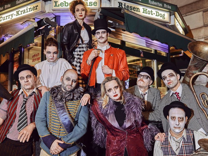 Das Ensemble der „Zauberflöte“ vor dem Kasino am Schwarzenbergplatz.