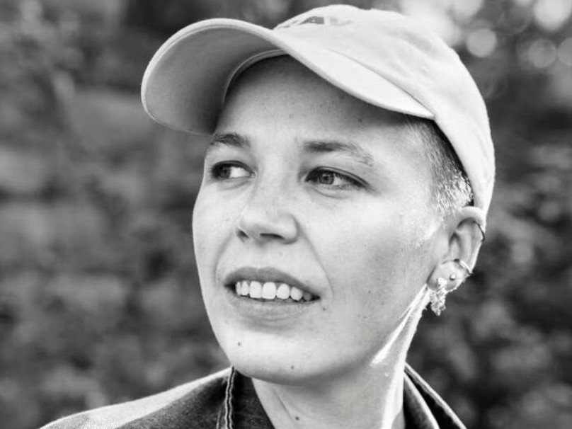 Leonie Lorena Wyss, Autorin. Wurde 1997 in Basel geboren und studierte Sprachkunst in Wien. Nach ihrem bereits sehr erfolgreichen Stück „Blaupause“ erhielt sie 2023 für ihren Zweitling „Muttertier“ den Retzhofer Dramapreis. Ab 10. Februar ist das Stück im Vestibül des Burgtheaters zu sehen. 