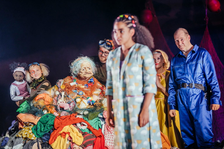 Teele Uustani, Maximilian Tröbinger, Safira Robens, Dorothee Hartinger, Wolfram Rupperti in „Zoes sonderbare Reise durch Zeit". 