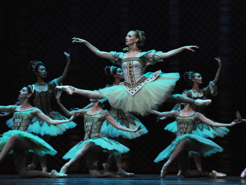 Am Samstag steht das Ballett Don Quixote am Streaming-Spielplan. In dieser Aufnahme von 2016 ist Olga Esina mit dem Ensemble zu sehen.