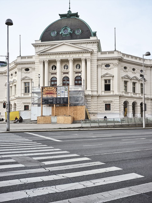 Das Volkstheater von außen: Noch steht ein Holzgerüst davor. Die Fassade ist aber bereits neu gestrichen und ­renoviert.