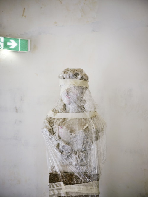 Die Statue im neuen Eingangsbereich des Theaters ist mit Plastik vor dem Baustaub geschützt. ­Direkt neben ihr entstehen gerade eine neue, barrierefreie Zentralgarderobe und ein neuer ­Kassabereich.