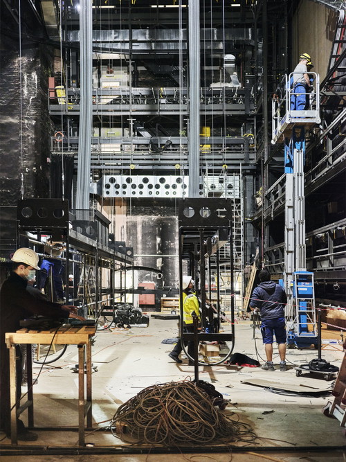 Hinterbühne: Hier wird das erste Mal die neue Bühnentechnik des Wiener Volkstheaters ausprobiert. Neu ist auch der Seiteneingang, mit dem Bühnenbilder*innen schneller ins Theater gelangen.