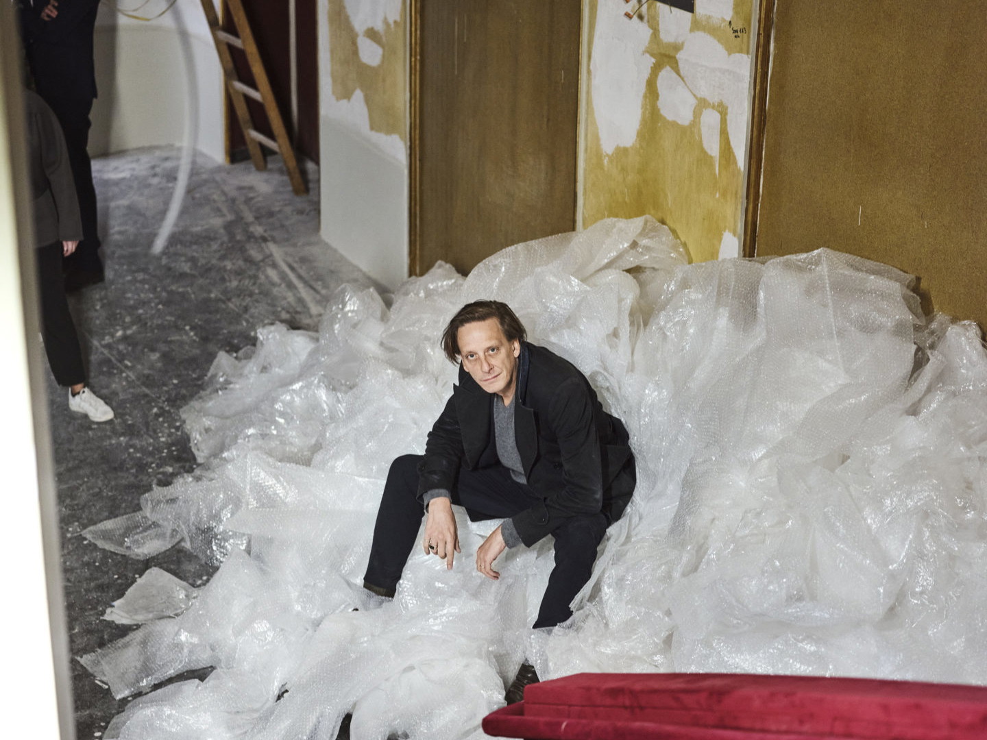 Neo-Direktor Kay Voges im Verpackungsmaterial, in das die Sitze des Theaters eingepackt waren. Voges soll das Volkstheater wieder zu einer der führenden Bühnen des deutschsprachigen Raums machen. In Dortmund hat er das schon geschafft.