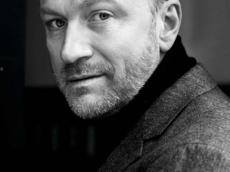 Florian Reiners, Schauspieler und Professor am Reinhardt SeminarIst in einem Dorf in Niedersachsen geboren, lernte von einer Zirkusfamilie jonglieren und trat im Varieté auf. Studierte am Max Reinhardt Seminar, spielte dann an vielen deutschen Bühnen, lehrt seit 2015 am Reinhardt Seminar. Seine jahrelange Erfahrung in Sachen Sprachgestaltung hat er zu einem lesenswerten Buch verarbeitet. 