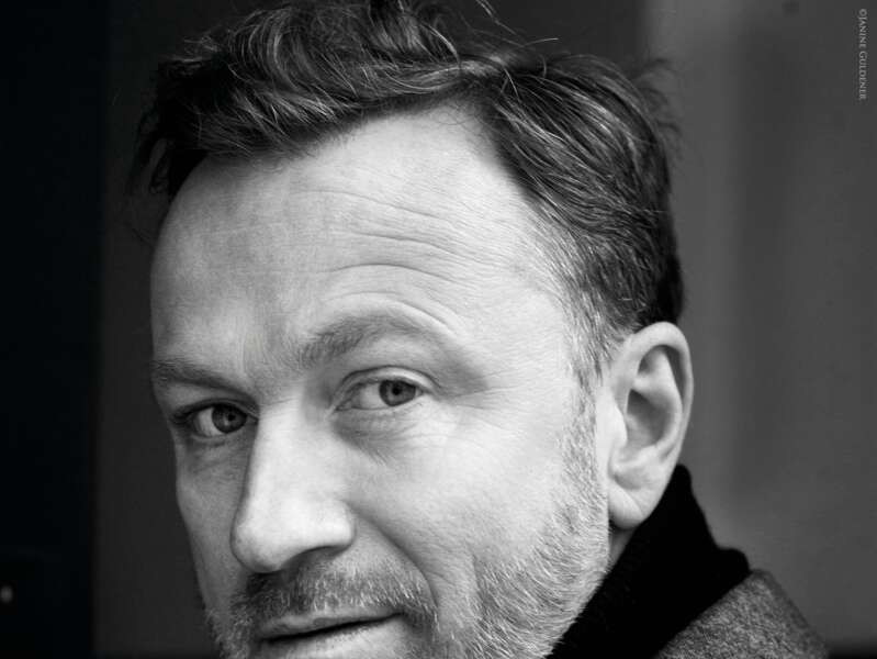 Florian Reiners, Schauspieler und Professor am Reinhardt SeminarIst in einem Dorf in Niedersachsen geboren, lernte von einer Zirkusfamilie jonglieren und trat im Varieté auf. Studierte am Max Reinhardt Seminar, spielte dann an vielen deutschen Bühnen, lehrt seit 2015 am Reinhardt Seminar. Seine jahrelange Erfahrung in Sachen Sprachgestaltung hat er zu einem lesenswerten Buch verarbeitet. 
