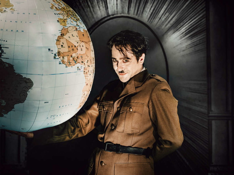 Das Spiel mit dem Wohl der Welt. Alexander Pschill als „Der große Diktator“. Er spielt jene Doppelrolle, die Charlie Chaplin für seinen erfolgreichsten Film erfunden hat. 