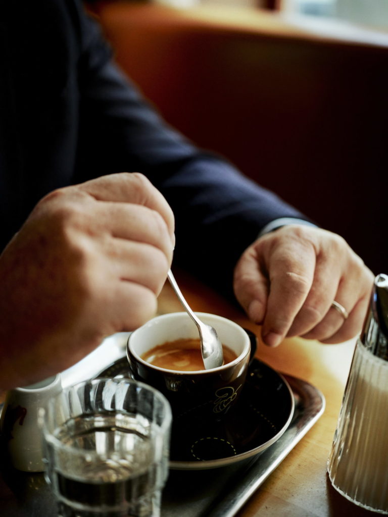 Das Café Hummel
erwarb Karl Hummel 1935 das frühere Café Parsival und führte es 32 Jahre lang. 1967 übernahmen Sohn Georg und dessen Ehefrau Elisabeth das Kaffeehaus und bauten es auf die heutige Größe samt Restaurantbetrieb aus. Seit 2005 lenkt deren Tochter Christina Hummel die Geschicke der beliebten gastronomischen Institution in der Josefstadt.