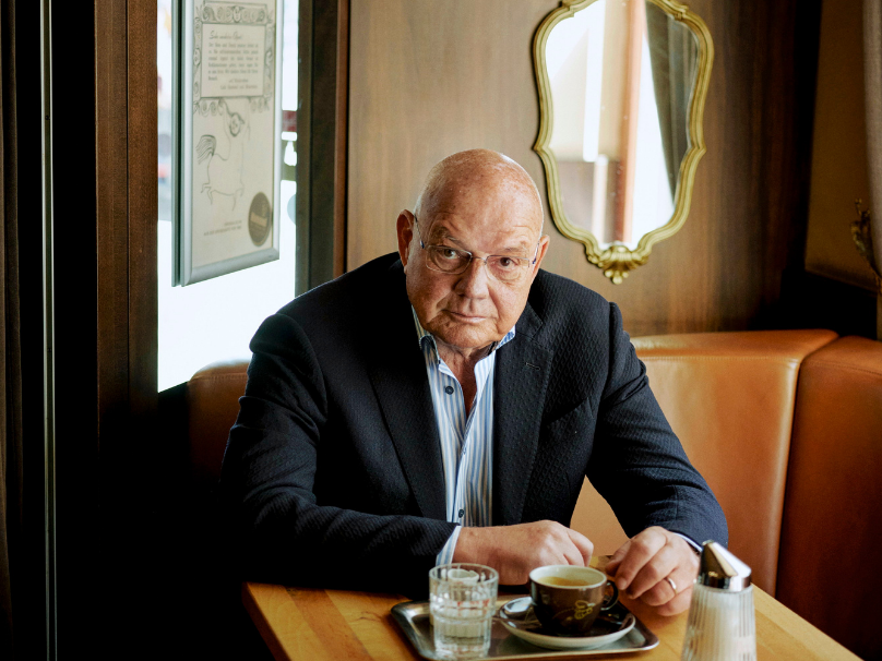 Wolfgang Böck in seinem „Wiener Büro“ Café Hummel. 