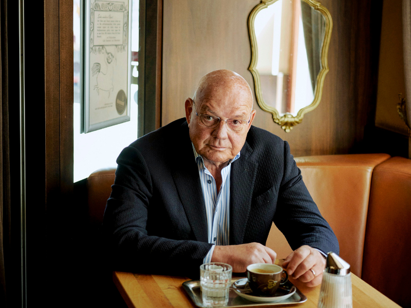 Wolfgang Böck in seinem „Wiener Büro“ Café Hummel. 