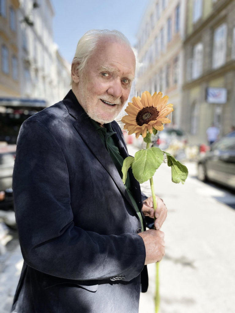 Die BÜHNE traf Wolfgang Hübsch im achten Wiener Gemeindebezirk. Der Terminkalender des 80-Jährigen ist voll wie bei einem jungen Manager.